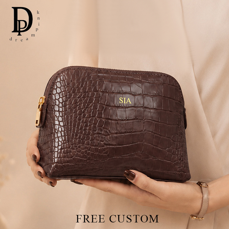 Luxury Bags In China Wholesale - กระเป๋าเครื่องสำอางลายหนังจระเข้สุดหรู พร้อมซิป ปรับแต่งชื่อได้ กระเป๋าแต่งหน้าทรงเปลือกหอยสไตล์วินเทจสำหรับผู้หญิง กระเป๋าเดินทาง DIY