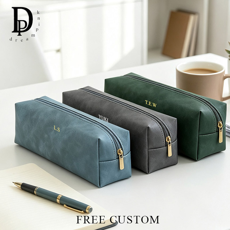 Luxury Bags In China Wholesale - กระเป๋าใส่ปากกาหนัง PU วินเทจ สลักชื่อย่อได้ ซิปหรูหรา เรียบง่าย