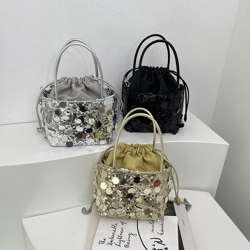 กระเป๋าถือทรงถังประดับเลื่อมหร - Luxury Bags News บทวิจารณ์และราคา
