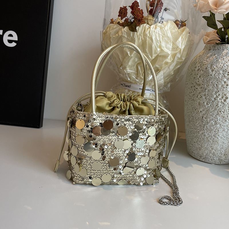 กระเป๋าถือทรงถังประดับเลื่อมหร - Luxury Bags News บทวิจารณ์และราคา