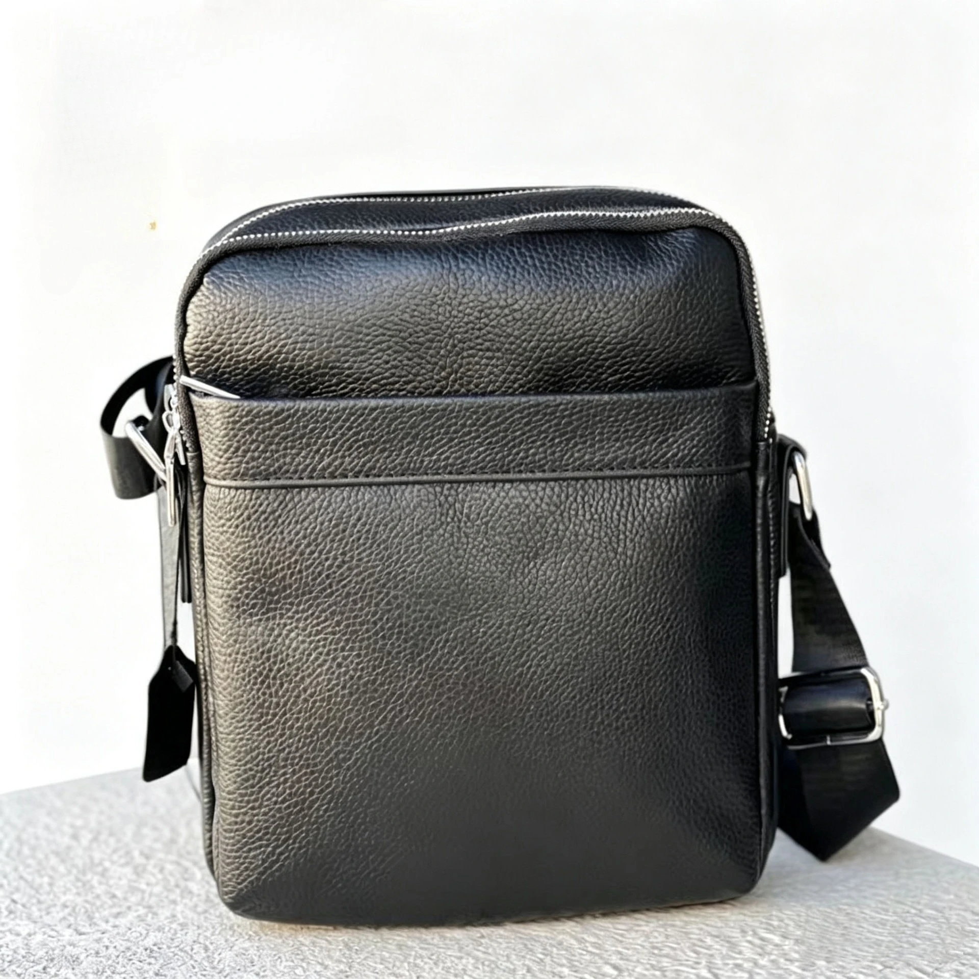 กระเป๋าถือผู้ชายสุดหรูรุ่นใหม่ - Luxury Bags For Men Brands บทวิจารณ์และราคา