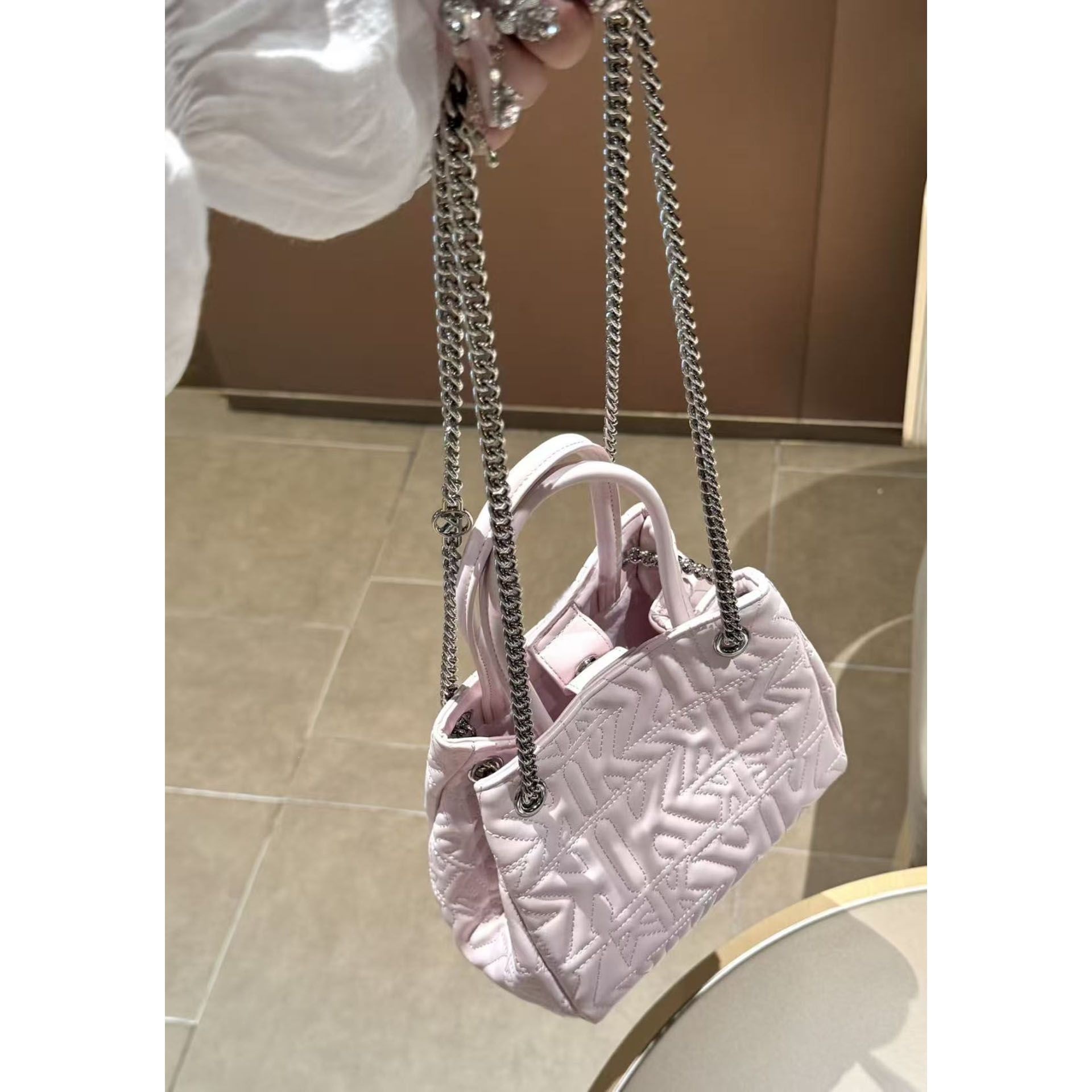กระเป๋าสะพายข้างทรงสี่เหลี่ยมเ - Luxury Bags News บทวิจารณ์และราคา
